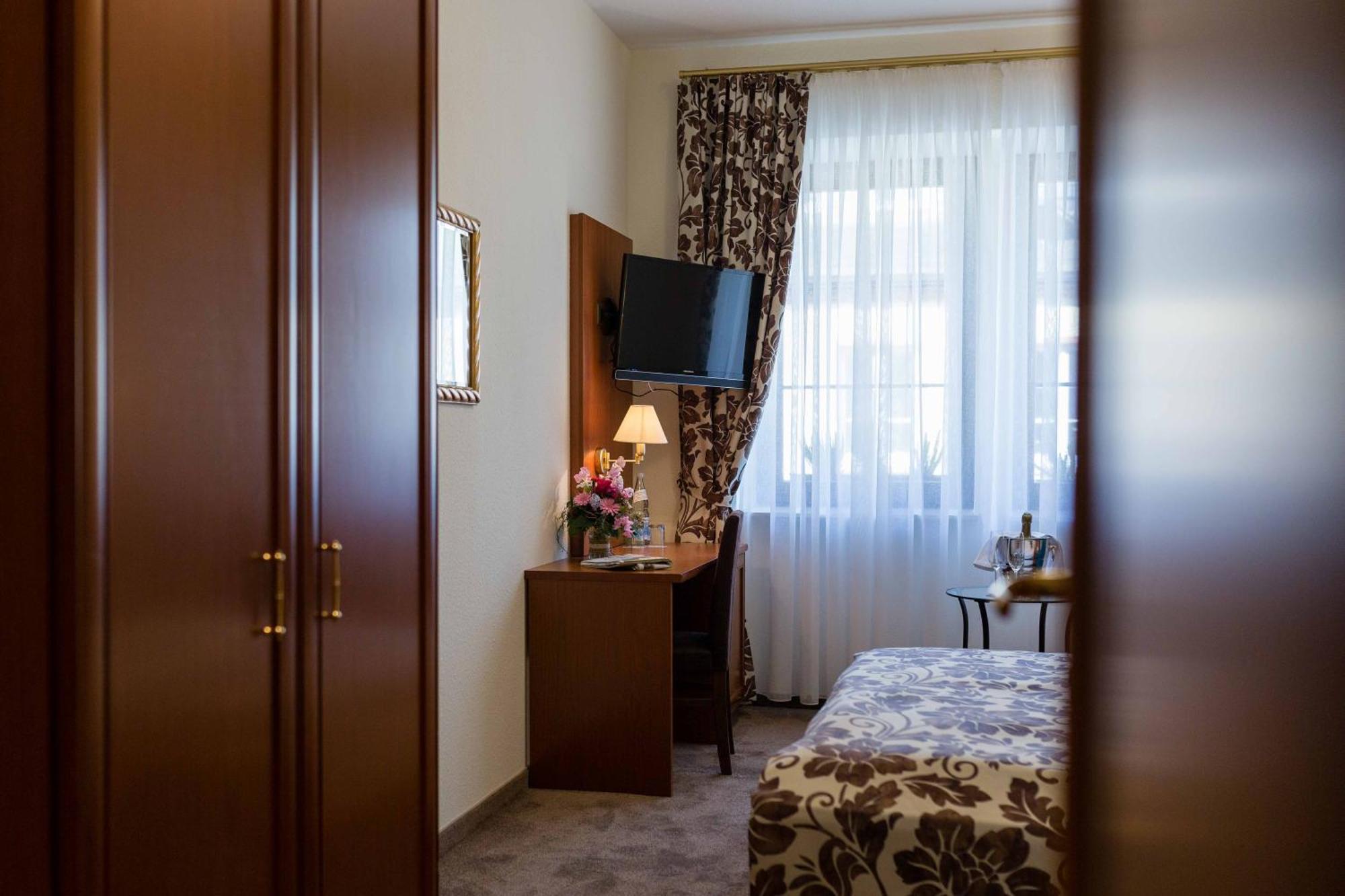 Altdeutsche Weinstube Hotel Рюдесхайм ам Рейн Екстериор снимка